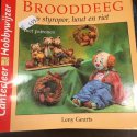 Boekje Brooddeeg op Styropor, hout en riet