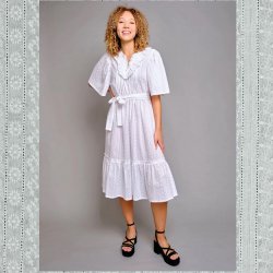 Stof voor jurk model 2 uit Knipmode juni 2023 Broderie van Katoen 3184V wit 001